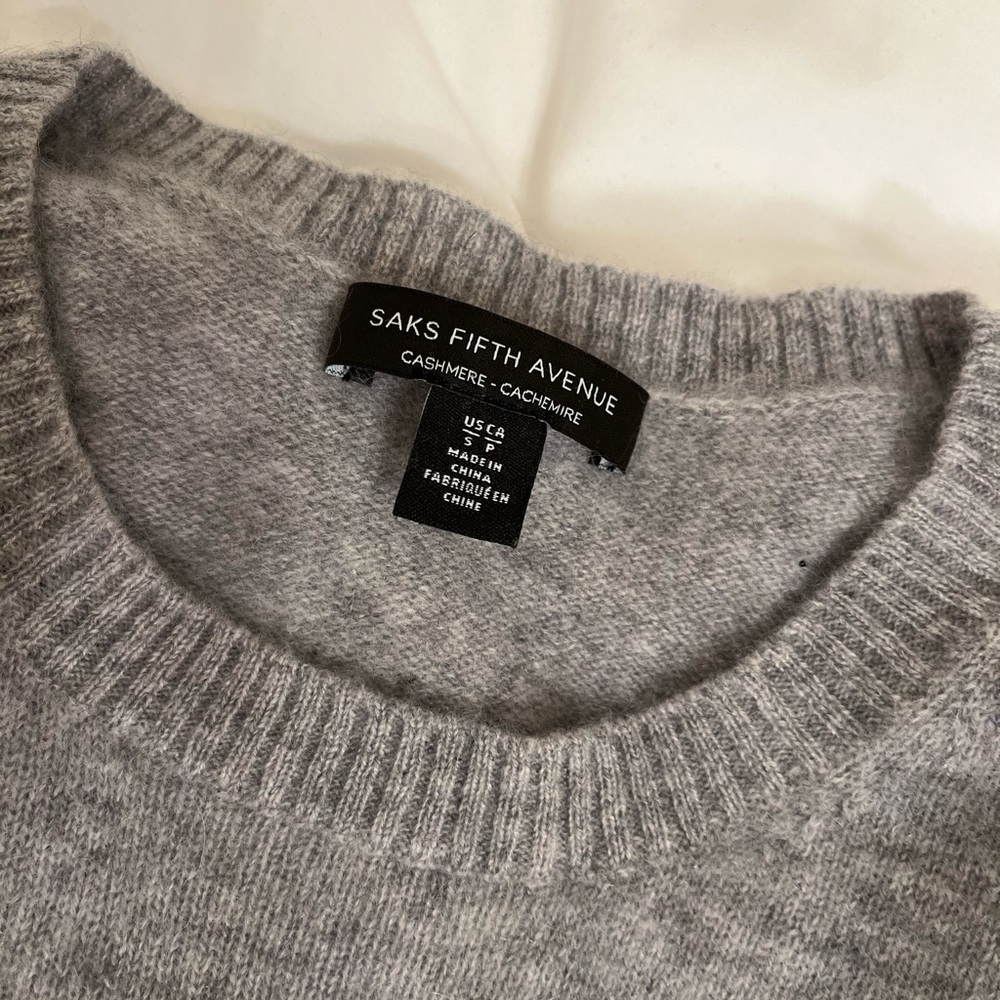 Saks Fifth Avenue gray cashmere sweater. Size S